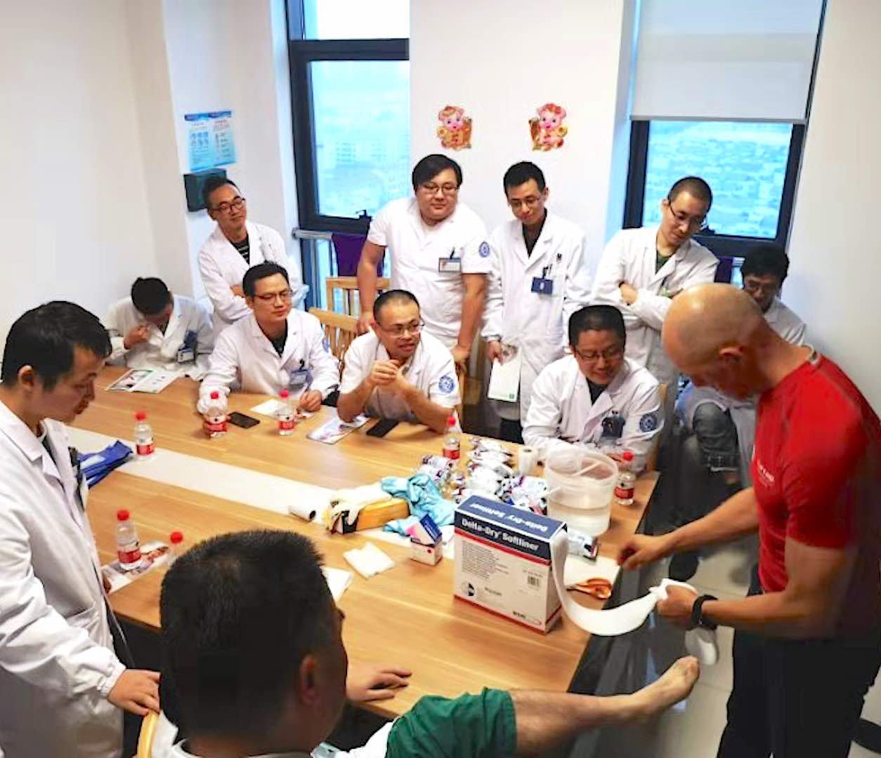 Olaf Kandt bei einer Gips- & Castfortbildung von bsn medical / Essity in China